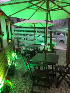 弗洛里亚诺波利斯Nosso Cantinho Canasvieiras的庭院内桌椅和遮阳伞