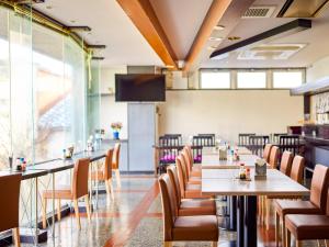 对马市Hotel Tsushima - Vacation STAY 64041v的餐厅设有桌椅和平面电视。