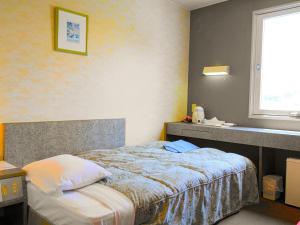 对马市Hotel Tsushima - Vacation STAY 64041v的一间卧室设有一张床和一个窗口