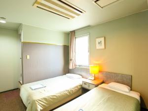 对马市Hotel Tsushima - Vacation STAY 84601v的带窗户的客房内的两张床