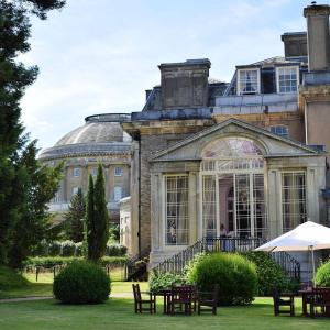 贝里圣埃德蒙兹The Ickworth Hotel And Apartments - A Luxury Family Hotel的享有大房子的外部景色,庭院内设有桌子