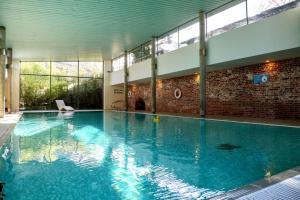 贝里圣埃德蒙兹The Ickworth Hotel And Apartments - A Luxury Family Hotel的大楼内一个蓝色的大型游泳池