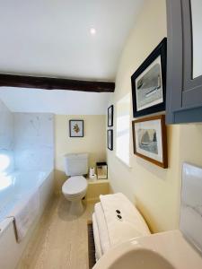 奇平卡姆登Vine Cottage的一间带卫生间和浴缸的浴室