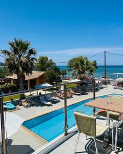 阿查拉维SunRose Beach Aparthotel的一个带游泳池和海洋的度假胜地
