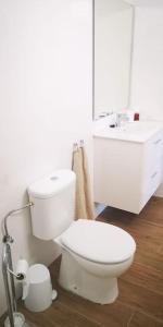 拉拉古纳Disfruta junto al mar的浴室配有白色卫生间和盥洗盆。
