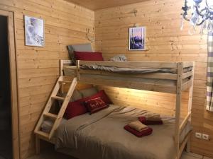 莫里永Chalet Esprit的小木屋内一间卧室配有两张双层床