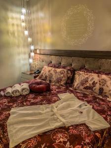 龙多诺波利斯Hotel Piratininga Avenida Amazonas - Rondonópolis的床上摆着长袍的床