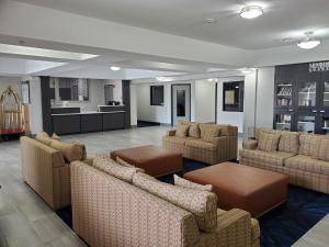 阿尔科诺克斯维尔机场 - 阿尔科烛木套房酒店的带沙发和桌子的大堂以及厨房