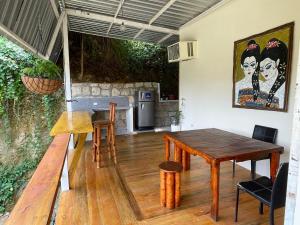 蒙塔尼塔Punta Hills Montanita的厨房以及带木桌的用餐室。
