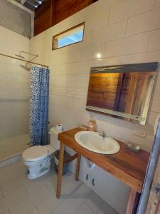 蒙塔尼塔Punta Hills Montanita的一间带水槽、卫生间和镜子的浴室