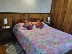 普孔Hospedaje Picoyo的床上配有色彩缤纷的被子和枕头
