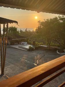 蒙塔尼塔Punta Hills Montanita的从房子的甲板上欣赏日落美景