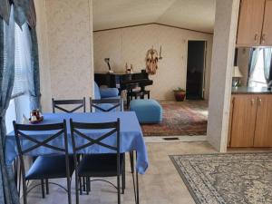 ScrantonA rest after a day in the Death Valley desert的一间设有蓝桌和钢琴的用餐室