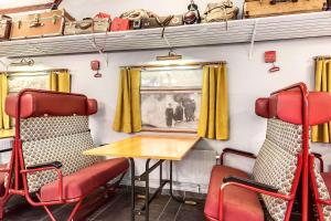 摩城Sure Hotel by Best Western Ole Tobias的一间用餐室,配有椅子和一张火车上的桌子