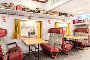 摩城Sure Hotel by Best Western Ole Tobias的火车室配有椅子、桌子和桌椅