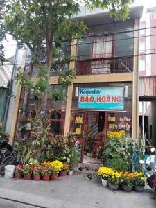 昆岛Bảo Hoàng HomeStay的花店在建筑前有鲜花的花店