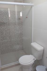 坎普斯戈伊塔卡济斯Hotel hawaii的白色的浴室设有卫生间和淋浴。