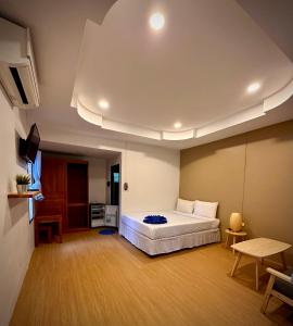 拉迈银色海滩旅游度假酒店的一间卧室,卧室内配有一张大床