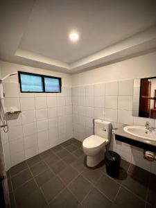 拉迈银色海滩旅游度假酒店的一间带卫生间和水槽的浴室