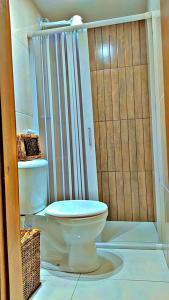 雅帕拉廷加Japaratinga Suites的一间带卫生间和淋浴的浴室