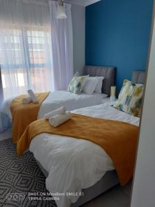 比勒陀利亚The Blyde Riverwalk Estate的卧室内两张并排的床