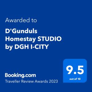 莎阿南D'Gunduls Homestay STUDIO by DGH I-CITY的图文上的一个蓝色标志,被授予d 保证家庭公寓