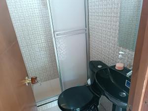 阿诺莱马Cabaña independiente en Granja Agroecologica的一间带黑色卫生间和淋浴的浴室