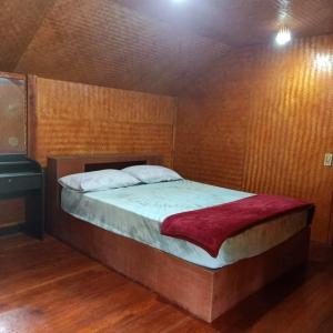 班农塔勒Koom Kachanaan的一间卧室,卧室内配有一张大床