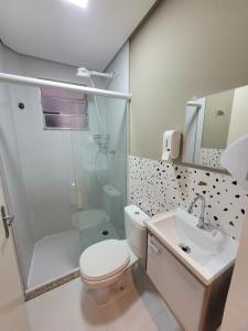圣保罗Self Hostel的浴室配有卫生间、淋浴和盥洗盆。
