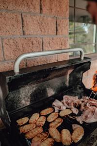 Quorrobolong猎人谷假日公园的烤架上放着一大堆食物