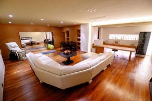 东京Azabu Modern House的客厅配有白色沙发和钢琴