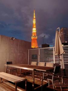 东京Azabu Modern House的桌椅、遮阳伞和塔楼