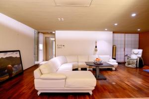 东京Azabu Modern House的客厅配有白色的沙发和桌子