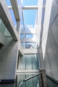 东京Azabu Modern House的享有带游泳池的建筑景致