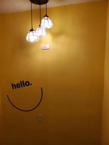 礁溪小窩旅店-礁溪溫泉店的墙上有一个Hello标志的房间
