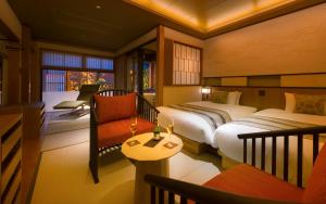 尾道市Onomichi Hansei的酒店客房,配有两张床和椅子