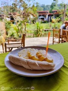 高兰Phurin Thara Resort的桌上的三明治,上面有叉子