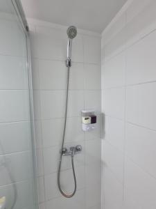 蒙特港408/ Precioso apartamento 1D+1B /(3 camas)/ JUMBO+CENTRO 5 MIN的浴室内配有淋浴和头顶淋浴