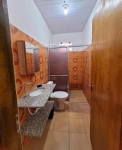 博尼图Residencial da Praça的浴室配有卫生间、盥洗盆和淋浴。