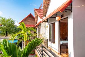宁平Tam Coc Mandala Villa的享有带阳台和游泳池的房屋景致