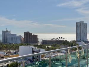 马萨特兰MATTHAY - Moderno Apartamento Cerca del Estadio Teodoro Mariscal y Playas的市景阳台享有海滩美景。