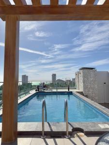 马萨特兰MATTHAY - Moderno Apartamento Cerca del Estadio Teodoro Mariscal y Playas的建筑物屋顶上的游泳池