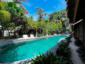 吉利特拉旺安吉利特拉万安 曼塔潜水度假酒店的棕榈树度假村内的游泳池