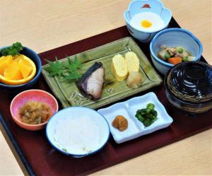 MitoyoLe Port Awashima的盘子里放着不同种类的食物