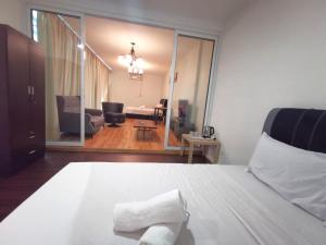 新山ₘₐcₒ ₕₒₘₑ【Private Room】@Sentosa 【Southkey】【Mid Valley】的一间卧室设有一张床和一间客厅。