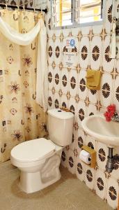 普罗维登西亚Posada McBean的一间带卫生间和水槽的浴室