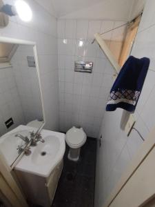 门多萨Casa de papel的一间带卫生间和水槽的小浴室