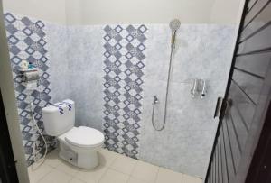 梭罗Ndalem Kinasih Homestay Syariah的带淋浴和卫生间的浴室。