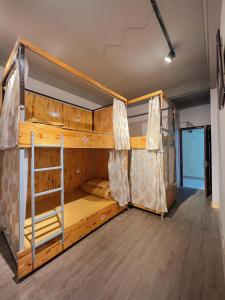 宁平Ninh Binh Central Backpackers hostel的一间卧室配有双层床。
