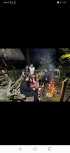 萨加达萨加达民俗村山林小屋的一群人围坐在火炉旁